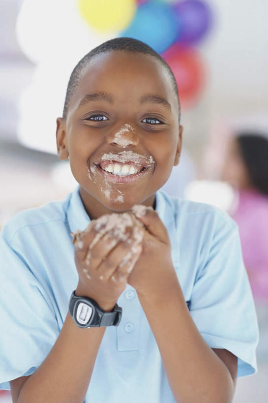 点心,西方人,儿童,一个人,站,笑,微笑,露齿笑,竖图,室内,白天,正面,纯洁,蜡烛,欧洲,非洲,黑人,欧洲人,仅一个男性,仅一个人,握,阴影,服装,朦胧,模糊,装饰,时间,光线,火焰,时钟,手表,影子,烛光,塑料,食品,燃烧,拿,计时,拿着,注视,休闲装,文化,食物,糕点,小孩,衣服,气球,塑料制品,钟表,生日蛋糕,点燃,观察,看,祈祷,站着,仅一个小孩,休闲,休闲服,橡胶,表,可爱,童年,童趣,握着,许愿,服饰,观看,纪念,华丽,修饰,祈求,腕表,点缀,察看,关注,童真,橡胶制品,烂漫,无邪,衬托,美观,雅致,雅观,平安,天真,男孩,男人,男性,非洲人,孩子,钟,站立,半身,彩图,蛋糕,男生