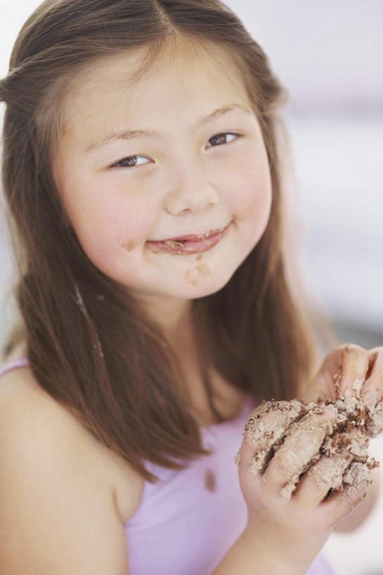 点心,西方人,儿童,一个人,站,笑,微笑,竖图,室内,白天,正面,纯洁,蜡烛,欧洲,欧洲人,仅一个女性,仅一个人,握,阴影,服装,朦胧,模糊,光线,火焰,影子,烛光,食品,燃烧,拿,拿着,注视,休闲装,文化,食物,糕点,小孩,衣服,生日蛋糕,点燃,观察,看,祈祷,站着,仅一个小孩,休闲,休闲服,可爱,童年,童趣,握着,许愿,服饰,观看,纪念,祈求,察看,关注,童真,烂漫,无邪,平安,天真,女孩,女人,女性,白种人,孩子,站立,半身,彩图,蛋糕,女生