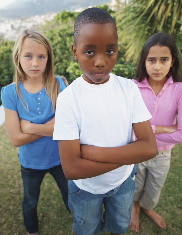 西方人,儿童,三个人,伙伴,朋友,站,双手交叉,竖图,室外,白天,正面,友谊,纯洁,草地,草坪,树林,植物,欧洲,非洲,黑人,欧洲人,服装,注视,休闲装,草,树,树木,小孩,衣服,绿色,自然,观察,看,站着,休闲,休闲服,可爱,童年,童趣,服饰,生长,成长,观看,察看,双手抱胸,关注,童真,烂漫,无邪,天真,友情,男孩,男人,男性,女孩,女人,女性,白种人,非洲人,站立,半身,彩图,男生,女生