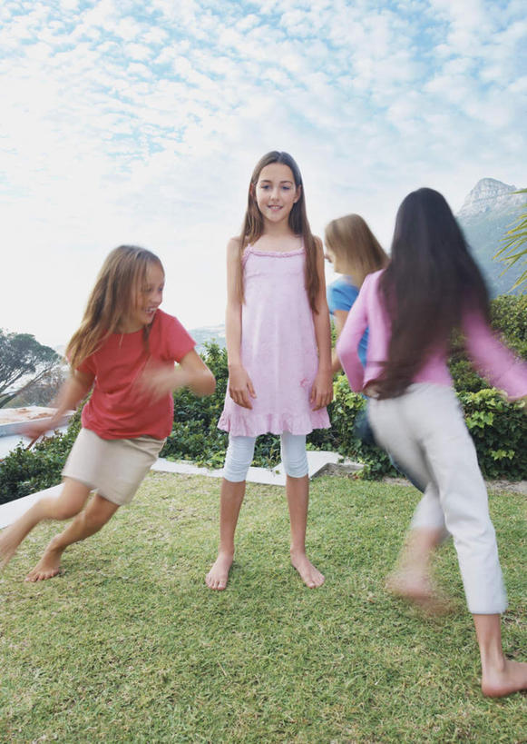 西方人,儿童,背部,四个人,伙伴,朋友,站,跑,竖图,室外,白天,正面,锻炼,友谊,纯洁,运动,草地,草坪,树林,植物,欧洲,非洲,黑人,欧洲人,服装,云,云朵,云彩,注视,休闲装,草,树,树木,小孩,衣服,蓝色,绿色,白云,蓝天,天空,自然,天,观察,看,站着,休闲,休闲服,可爱,童年,童趣,服饰,生长,晴朗,成长,观看,察看,关注,童真,烂漫,无邪,体育,天真,友情,男孩,男人,男性,白种人,非洲人,晴空,跑步,站立,彩图,全身,健身,男生