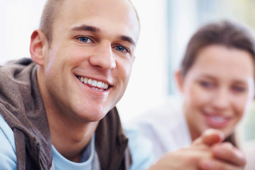 西方人,脸,头,脸颊,手,两个人,笑,微笑,露齿笑,横图,室内,特写,白天,正面,爱情,窗户,欧洲,欧洲人,服装,朦胧,模糊,浪漫,注视,休闲装,肩膀,玻璃窗,衣服,观察,看,休闲,温暖,温馨,手部,休闲服,恩爱,恋人,服饰,观看,和睦,察看,关注,男人,男性,年轻男性,年轻女性,女人,女性,白种人,头部,脸部,脸蛋,面部,情侣,半身,彩图,伴侣,融洽