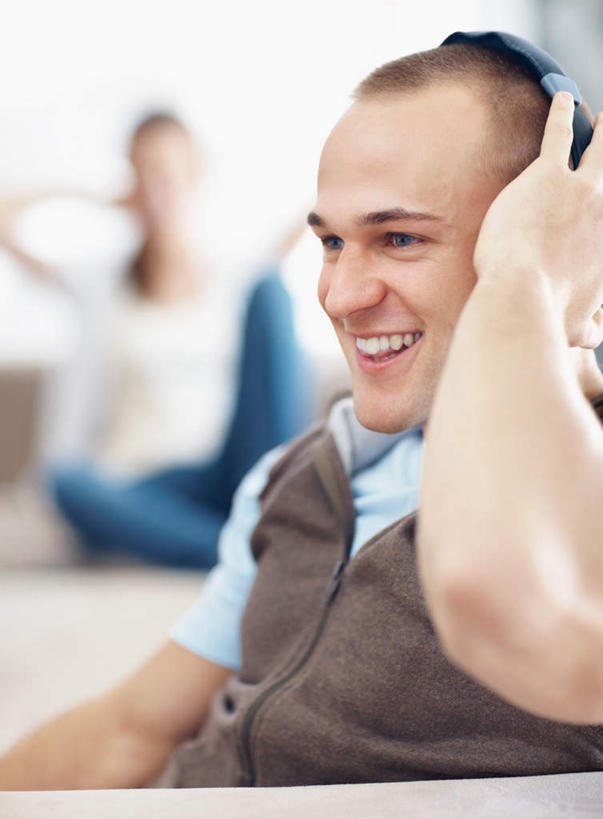 西方人,两个人,坐,笑,微笑,露齿笑,竖图,室内,白天,正面,爱情,欧洲,欧洲人,握,服装,朦胧,模糊,浪漫,拿,听,拿着,注视,休闲装,衣服,耳机,耳麦,观察,看,休闲,温暖,温馨,休闲服,恩爱,握着,恋人,服饰,观看,和睦,察看,麦克风,关注,男人,男性,年轻男性,年轻女性,女人,女性,白种人,情侣,坐着,半身,彩图,伴侣,融洽,头戴式耳机