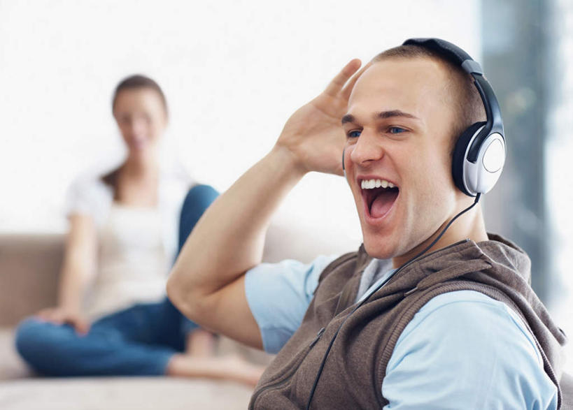 西方人,两个人,客厅,坐,笑,微笑,露齿笑,横图,室内,白天,正面,爱情,沙发,欧洲,欧洲人,服装,朦胧,模糊,墙,浪漫,听,注视,休闲装,墙壁,墙面,衣服,耳机,耳麦,观察,看,张嘴,休闲,温暖,温馨,休闲服,恩爱,恋人,服饰,观看,和睦,察看,麦克风,起居室,关注,张大嘴巴,布艺沙发,客堂,男人,男性,年轻男性,年轻女性,女人,女性,白种人,情侣,张开嘴,坐着,半身,彩图,伴侣,融洽,头戴式耳机