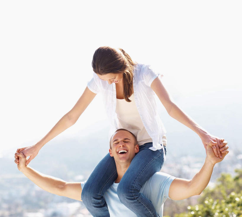 西方人,两个人,站,闭眼,伸展双臂,握手,笑,微笑,露齿笑,横图,室外,白天,正面,爱情,植物,欧洲,欧洲人,阴影,服装,朦胧,模糊,光线,影子,浪漫,注视,休闲装,树,树木,骑,衣服,蓝色,绿色,白色,天空,阳光,自然,天,低头,观察,看,扛,站着,休闲,温暖,温馨,面对面,休闲服,恩爱,恋人,服饰,生长,晴朗,成长,观看,和睦,察看,关注,万里无云,扛在肩上,骑在肩上,男人,男性,年轻男性,年轻女性,女人,女性,白种人,情侣,晴空,晴空万里,闭眼睛,闭着眼,闭着眼睛,搀手,敞开双臂,拉手,伸开双臂,手搀手,手拉手,手牵手,手握手,展开双肩,站立,张开手臂,张开双臂,半身,彩图,伴侣,融洽