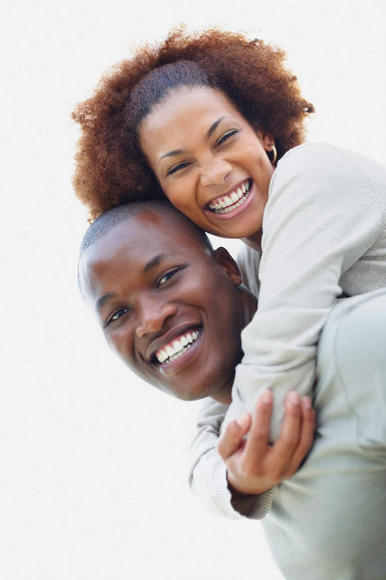 西方人,背,两个人,站,抱,笑,微笑,露齿笑,竖图,室外,白天,仰视,爱情,欧洲,非洲,黑人,欧洲人,阴影,服装,光线,影子,浪漫,注视,休闲装,装饰品,衣服,灰色,天空,阳光,耳环,饰品,首饰,天,背着,低头,观察,看,站着,休闲,温暖,温馨,休闲服,恩爱,恋人,服饰,晴朗,抱着,观看,和睦,察看,搂着,关注,万里无云,背负,耳饰,男人,男性,年轻男性,年轻女性,女人,女性,非洲人,情侣,晴空,晴空万里,怀抱,搂,搂抱,相抱,拥抱,站立,半身,彩图,低角度拍摄,伴侣,融洽