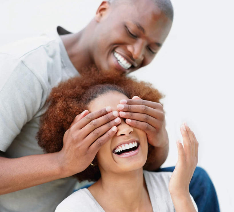 西方人,两个人,坐,举,笑,微笑,露齿笑,横图,室外,白天,白色背景,正面,爱情,欧洲,非洲,黑人,欧洲人,阴影,服装,朦胧,模糊,光线,影子,墙,浪漫,注视,休闲装,墙壁,墙面,衣服,灰色,阳光,观察,看,托,休闲,温暖,温馨,休闲服,恩爱,遮,遮掩,恋人,服饰,观看,和睦,察看,掩盖,遮挡,关注,遮盖,掩饰,男人,男性,年轻男性,年轻女性,女人,女性,非洲人,情侣,举起,举手,举着,抬头,向上举,向上伸,向上托,仰头,坐着,半身,彩图,伴侣,融洽