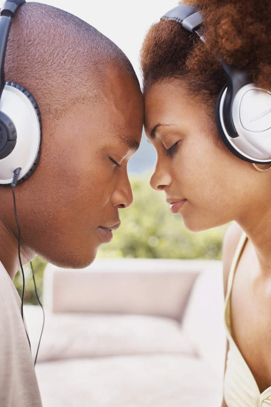 西方人,两个人,站,闭眼,竖图,室外,白天,侧面,爱情,快乐,满意,幸福,植物,沙发,欧洲,非洲,黑人,欧洲人,阴影,朦胧,模糊,光线,影子,音响,浪漫,音乐,顶,娱乐,树,树木,绿色,阳光,自然,耳机,站着,享受,休闲,温暖,温馨,面对面,恩爱,放松,恋人,生长,成长,和睦,舒适,享乐,男人,男性,年轻男性,年轻女性,女人,女性,非洲人,情侣,闭眼睛,闭着眼,闭着眼睛,站立,半身,彩图,伴侣,融洽,头戴式耳机,皮沙发