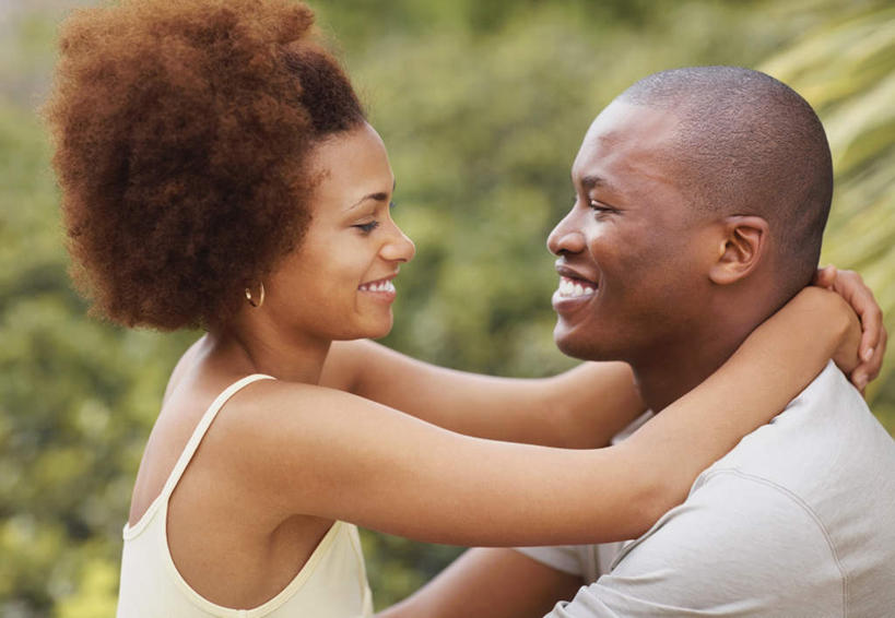 西方人,两个人,抱,笑,微笑,露齿笑,横图,室外,白天,侧面,爱情,树林,植物,欧洲,非洲,黑人,欧洲人,阴影,服装,朦胧,模糊,光线,影子,浪漫,休闲装,相视,树,树木,衣服,黄色,绿色,灰色,阳光,自然,休闲,温暖,温馨,面对面,休闲服,恩爱,恋人,服饰,生长,成长,抱着,对视,和睦,互视,搂着,相对,相看,男人,男性,年轻男性,年轻女性,女人,女性,非洲人,情侣,怀抱,搂,搂抱,相抱,拥抱,半身,彩图,伴侣,融洽