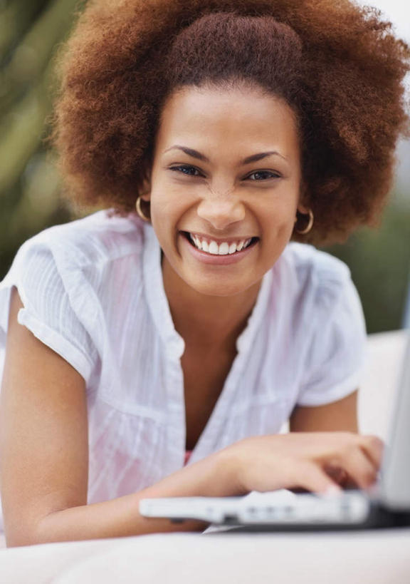 西方人,脸,头,脸颊,头发,一个人,笑,微笑,露齿笑,竖图,室外,特写,白天,正面,电脑,笔记本电脑,树林,植物,沙发,欧洲,非洲,黑人,欧洲人,仅一个年轻女性,仅一个女性,仅一个人,敲打,阴影,服装,朦胧,模糊,光线,网络,影子,棕色,注视,休闲装,输入,通讯设备,肩膀,树,树木,衣服,绿色,白色,阳光,自然,打字,观察,看,趴着,休闲,休闲服,服饰,生长,成长,观看,点击,一台,敲击,察看,无线,关注,通信设备,无线网络,无线上网,便携式电脑,按键,手提电脑,年轻女性,女人,女性,非洲人,头部,卷发,脸部,脸蛋,面部,趴,半身,彩图,短发,皮沙发