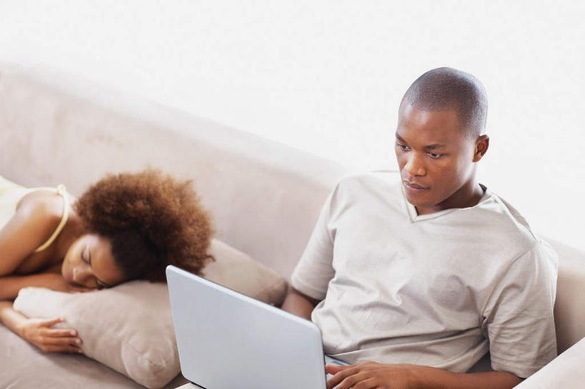 西方人,两个人,客厅,坐,闭眼,睡,横图,俯视,室内,白天,爱情,电脑,笔记本电脑,窗户,窗帘,靠垫,沙发,欧洲,非洲,黑人,欧洲人,敲打,阴影,服装,装饰,反射,网络,影子,靠枕,浪漫,注视,休闲装,输入,通讯设备,玻璃窗,衣服,黄色,灰色,帘子,垫子,枕头,打字,低头,观察,看,趴着,休闲,温暖,温馨,休闲服,遮阳,恩爱,恋人,服饰,观看,点击,华丽,修饰,一台,敲击,点缀,和睦,察看,无线,起居室,关注,通信设备,无线网络,无线上网,便携式电脑,衬托,美观,雅致,雅观,客堂,按键,手提电脑,男人,男性,年轻男性,年轻女性,女人,女性,非洲人,情侣,闭眼睛,闭着眼,闭着眼睛,困,困觉,趴,寝息,睡觉,坐着,半身,彩图,高角度拍摄,伴侣,融洽,皮沙发