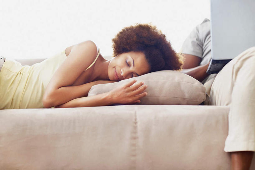 西方人,两个人,客厅,坐,举,闭眼,睡,横图,室内,白天,正面,爱情,电脑,笔记本电脑,窗户,窗帘,靠垫,沙发,欧洲,非洲,黑人,欧洲人,阴影,服装,装饰,反射,网络,影子,靠枕,浪漫,休闲装,通讯设备,玻璃窗,衣服,黄色,灰色,帘子,垫子,枕头,趴着,托,休闲,温暖,温馨,休闲服,遮阳,恩爱,恋人,服饰,华丽,修饰,一台,点缀,和睦,无线,起居室,通信设备,无线网络,无线上网,便携式电脑,衬托,美观,雅致,雅观,客堂,手提电脑,男人,男性,年轻男性,年轻女性,女人,女性,非洲人,情侣,闭眼睛,闭着眼,闭着眼睛,举起,举手,举着,困,困觉,趴,寝息,睡觉,向上举,向上伸,向上托,坐着,半身,彩图,伴侣,融洽,皮沙发