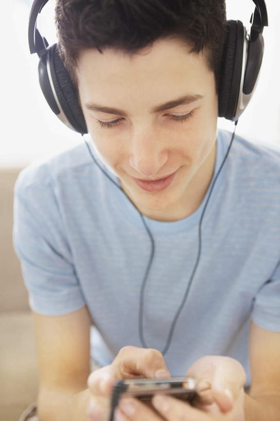 西方人,脸,头,脸颊,手,头发,一个人,坐,竖图,俯视,室内,白天,陶醉,快乐,满意,幸福,窗户,欧洲,欧洲人,双手,仅一个男性,仅一个人,握,阴影,服装,反射,影子,音响,音乐,拿,音乐播放器,拿着,注视,休闲装,娱乐,肩膀,玻璃窗,仅一个年轻男性,一个,衣服,黑色,灰色,耳机,随身听,低头,观察,看,享受,休闲,手部,休闲服,放松,握着,服饰,单个,观看,察看,舒适,享乐,关注,MP3播放器,男人,男性,年轻男性,白种人,头部,直发,脸部,脸蛋,面部,坐着,半身,彩图,高角度拍摄,头戴式耳机,播放器,短发,沉醉