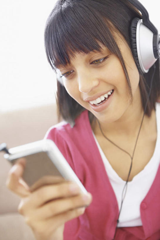 西方人,脸,头,脸颊,手,头发,一个人,坐,笑,微笑,露齿笑,竖图,室内,白天,正面,陶醉,快乐,满意,幸福,窗户,欧洲,非洲,黑人,欧洲人,仅一个年轻女性,仅一个女性,仅一个人,握,阴影,服装,反射,影子,音响,音乐,拿,音乐播放器,拿着,注视,休闲装,娱乐,肩膀,玻璃窗,一个,衣服,红色,黑色,耳机,随身听,观察,看,享受,休闲,手部,休闲服,放松,握着,服饰,单个,观看,单手,察看,舒适,享乐,关注,MP3播放器,年轻女性,女人,女性,非洲人,头部,长发,直发,脸部,脸蛋,面部,坐着,半身,彩图,头戴式耳机,播放器,沉醉