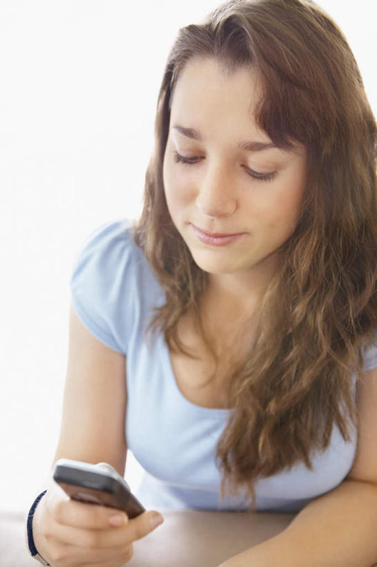 西方人,一个人,坐,竖图,俯视,室内,白天,白色背景,陶醉,快乐,满意,幸福,欧洲,欧洲人,仅一个年轻女性,仅一个女性,仅一个人,握,阴影,服装,反射,影子,墙,音响,音乐,拿,音乐播放器,拿着,注视,休闲装,娱乐,墙壁,墙面,一个,衣服,蓝色,耳机,随身听,低头,观察,看,享受,休闲,休闲服,放松,握着,摄影,服饰,影棚,单个,观看,察看,舒适,享乐,关注,MP3播放器,年轻女性,女人,女性,白种人,坐着,半身,彩图,高角度拍摄,影棚拍摄,拍摄,头戴式耳机,播放器,沉醉