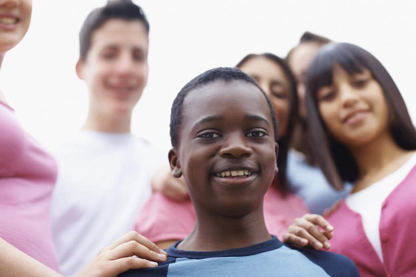 东方人,西方人,伙伴,朋友,站,笑,微笑,露齿笑,横图,室外,白天,仰视,友谊,纯洁,欧洲,非洲,黑人,欧洲人,亚洲,阴影,服装,光线,影子,许多人,注视,休闲装,黄种人,衣服,天空,阳光,天,低头,观察,看,站着,一群人,休闲,同学,休闲服,可爱,童年,童趣,搭,服饰,晴朗,观看,察看,校友,搭着,关注,童真,烂漫,无邪,万里无云,同窗,学友,天真,友情,男孩,男人,男性,年轻男性,年轻女性,女人,女性,白种人,非洲人,亚洲人,晴空,晴空万里,站立,半身,彩图,低角度拍摄