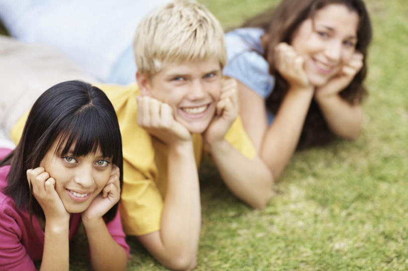 西方人,三个人,笑,微笑,露齿笑,横图,俯视,室外,白天,草地,草坪,植物,欧洲,非洲,黑人,欧洲人,一排,撑,阴影,服装,朦胧,模糊,整齐,光线,影子,托腮,注视,休闲装,草,排列,衣服,黄色,蓝色,绿色,紫色,阳光,观察,看,趴着,托,休闲,休闲服,服饰,观看,察看,撑着,队列,关注,托下巴,男人,男性,年轻男性,年轻女性,女人,女性,白种人,非洲人,趴,抬头,仰头,半身,彩图,高角度拍摄