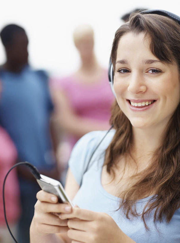 西方人,四个人,伙伴,朋友,站,举,笑,摸,微笑,露齿笑,竖图,室外,白天,正面,陶醉,快乐,满意,友谊,幸福,欧洲,非洲,黑人,欧洲人,抚摸,握,阴影,服装,光线,影子,音响,音乐,拿,音乐播放器,拿着,注视,休闲装,娱乐,一个,衣服,蓝色,天空,阳光,耳机,随身听,天,观察,看,托,站着,享受,休闲,同学,休闲服,放松,握着,服饰,晴朗,单个,观看,察看,舒适,享乐,校友,关注,MP3播放器,万里无云,同窗,学友,友情,男人,男性,年轻男性,年轻女性,女人,女性,白种人,非洲人,晴空,晴空万里,触摸,接触,举起,举手,举着,向上举,向上伸,向上托,站立,半身,彩图,头戴式耳机,播放器,沉醉