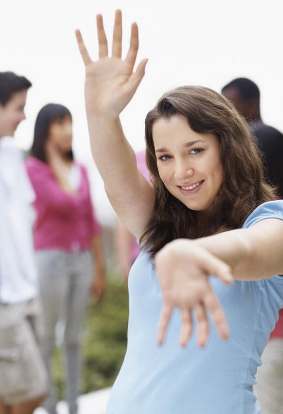 西方人,四个人,伙伴,朋友,站,举,伸展双臂,笑,微笑,露齿笑,竖图,室外,白天,正面,友谊,欧洲,非洲,黑人,欧洲人,阴影,服装,朦胧,模糊,光线,影子,注视,休闲装,衣服,蓝色,天空,阳光,天,观察,看,托,站着,休闲,同学,休闲服,服饰,晴朗,观看,察看,校友,关注,万里无云,同窗,学友,友情,男人,男性,年轻男性,年轻女性,女人,女性,白种人,非洲人,晴空,晴空万里,敞开双臂,举起,举手,举着,伸开双臂,向上举,向上伸,向上托,展开双肩,站立,张开手臂,张开双臂,半身,彩图