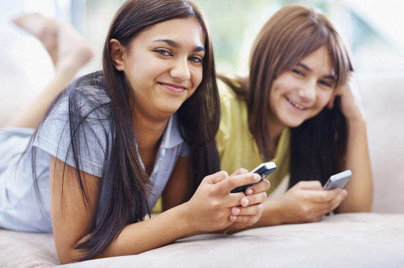 西方人,两个人,伙伴,朋友,客厅,笑,打电话,微笑,露齿笑,横图,室内,白天,侧面,友谊,沙发,电话,手机,欧洲,非洲,黑人,欧洲人,撑,握,阴影,服装,朦胧,模糊,反射,影子,拿,拿着,注视,休闲装,通讯设备,衣服,黄色,蓝色,白色,观察,看,趴着,休闲,休闲服,握着,服饰,观看,察看,起居室,撑着,关注,布艺沙发,客堂,交流,友情,年轻女性,女人,女性,白种人,非洲人,沟通,趴,通话,半身,彩图,两部