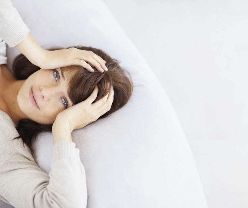 西方人,一个人,客厅,躺,笑,微笑,横图,俯视,室内,白天,沙发,欧洲,欧洲人,仅一个年轻女性,仅一个女性,仅一个人,抱头,阴影,服装,反射,影子,注视,休闲装,衣服,灰色,观察,看,休闲,休闲服,服饰,观看,察看,双手抱头,起居室,关注,布艺沙发,捧首,捧头,客堂,卧着,年轻女性,女人,女性,白种人,躺着,卧,半身,彩图,高角度拍摄