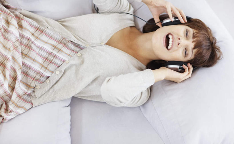 西方人,一个人,客厅,躺,举,闭眼,笑,微笑,露齿笑,横图,俯视,室内,白天,快乐,满意,幸福,沙发,欧洲,欧洲人,仅一个年轻女性,仅一个女性,仅一个人,握,阴影,服装,反射,影子,音响,音乐,拿,拿着,休闲装,娱乐,衣服,灰色,耳机,托,张嘴,享受,休闲,休闲服,放松,握着,服饰,起居室,舒适,享乐,张大嘴巴,布艺沙发,客堂,卧着,年轻女性,女人,女性,白种人,张开嘴,闭眼睛,闭着眼,闭着眼睛,举起,举手,举着,躺着,卧,向上举,向上伸,向上托,半身,彩图,高角度拍摄,头戴式耳机