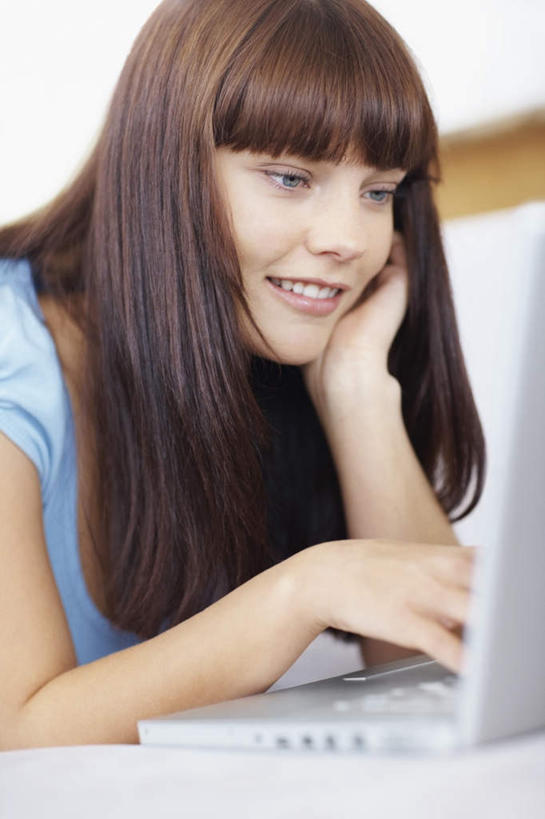 西方人,脸,头,脸颊,手,头发,一个人,客厅,笑,微笑,露齿笑,竖图,室内,特写,白天,侧面,电脑,笔记本电脑,沙发,欧洲,欧洲人,双手,仅一个年轻女性,仅一个女性,仅一个人,撑,敲打,阴影,服装,朦胧,模糊,反射,网络,影子,棕色,托腮,注视,休闲装,输入,通讯设备,肩膀,衣服,蓝色,打字,观察,看,趴着,托,休闲,手部,休闲服,服饰,观看,点击,一台,敲击,察看,无线,起居室,关注,托下巴,通信设备,无线网络,布艺沙发,无线上网,便携式电脑,客堂,按键,手提电脑,年轻女性,女人,女性,白种人,头部,长发,直发,脸部,脸蛋,面部,趴,半身,彩图