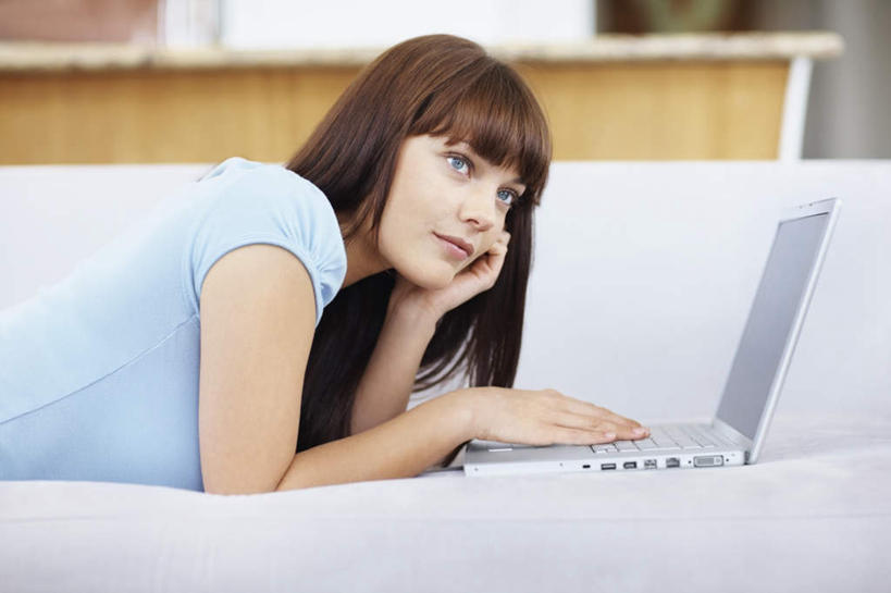 西方人,一个人,客厅,横图,室内,白天,侧面,电脑,笔记本电脑,窗户,沙发,欧洲,欧洲人,仅一个年轻女性,仅一个女性,仅一个人,撑,敲打,阴影,服装,朦胧,模糊,反射,网络,影子,托腮,注视,休闲装,输入,通讯设备,玻璃窗,衣服,蓝色,打字,观察,看,趴着,托,休闲,休闲服,服饰,观看,点击,一台,敲击,察看,无线,起居室,关注,托下巴,通信设备,无线网络,布艺沙发,无线上网,便携式电脑,客堂,按键,手提电脑,年轻女性,女人,女性,白种人,趴,半身,彩图