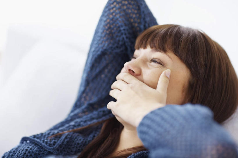 西方人,脸,头,脸颊,头发,一个人,客厅,躺,举,笑,微笑,露齿笑,横图,室内,特写,白天,侧面,沙发,欧洲,欧洲人,仅一个年轻女性,仅一个女性,仅一个人,阴影,服装,朦胧,模糊,反射,影子,棕色,注视,休闲装,肩膀,衣服,蓝色,观察,看,托,休闲,休闲服,遮,遮掩,服饰,观看,察看,起居室,掩盖,遮挡,关注,布艺沙发,遮盖,掩饰,客堂,卧着,年轻女性,女人,女性,白种人,头部,长发,直发,脸部,脸蛋,面部,举起,举手,举着,躺着,卧,向上举,向上伸,向上托,半身,彩图