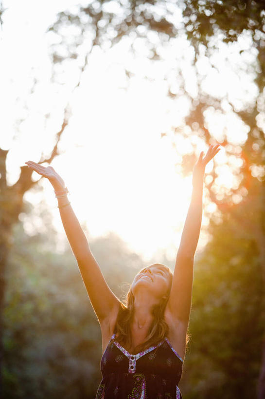 西方人,一个人,站,举,竖图,室外,白天,正面,植物,欧洲,欧洲人,仅一个年轻女性,仅一个女性,仅一个人,阴影,服装,光线,影子,注视,休闲装,树,树木,衣服,绿色,阳光,自然,观察,看,托,站着,休闲,休闲服,服饰,生长,成长,观看,察看,关注,年轻女性,女人,女性,白种人,举起,举手,举着,抬头,向上举,向上伸,向上托,仰头,站立,半身,彩图,眩光