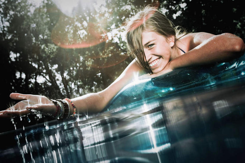 西方人,一个人,游泳池,躺,笑,微笑,露齿笑,横图,室外,白天,正面,泳装,比基尼,水,植物,床,欧洲,欧洲人,仅一个年轻女性,仅一个女性,仅一个人,握,波纹,飞溅,溅,液体,塑料,水池,水滴,水面,拿,拿着,注视,泳池,水珠,树,树木,绿色,水纹,自然,塑料制品,波浪,观察,看,趴着,气垫床,握着,充气,生长,成长,观看,察看,关注,喷洒,卧着,年轻女性,女人,女性,白种人,趴,躺着,卧,半身,彩图,三点式,泳衣