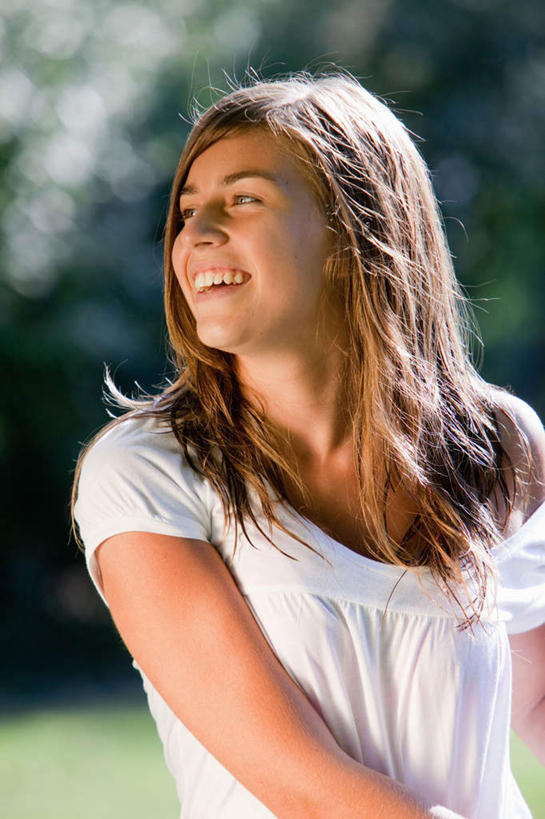 西方人,一个人,坐,笑,微笑,露齿笑,竖图,室外,白天,正面,草地,草坪,树林,植物,欧洲,欧洲人,仅一个年轻女性,仅一个女性,仅一个人,阴影,服装,朦胧,模糊,光线,影子,扭头,注视,休闲装,草,树,树木,衣服,绿色,阳光,自然,观察,看,转头,休闲,休闲服,服饰,生长,成长,观看,察看,关注,年轻女性,女人,女性,白种人,坐着,半身,彩图