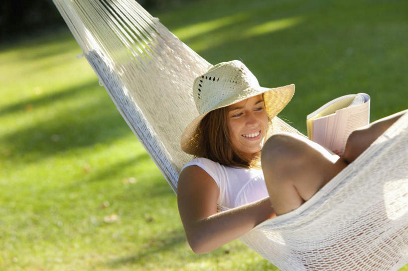 西方人,一个人,躺,笑,微笑,露齿笑,横图,俯视,室外,白天,草地,草坪,树林,植物,床,吊床,帽子,书籍,欧洲,欧洲人,仅一个年轻女性,仅一个女性,仅一个人,吊挂,握,悬挂,阴影,服装,光线,影子,挂,拿,拿着,注视,休闲装,草,树,树木,衣服,绿色,阳光,自然,遮阳帽,观察,看,享受,休闲,休闲服,握着,服饰,生长,成长,观看,察看,安逸,关注,安适,清闲,卧着,年轻女性,女人,女性,白种人,书,图书,躺着,卧,半身,彩图,高角度拍摄