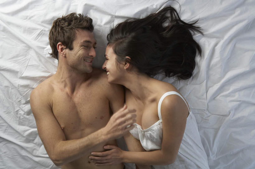 西方人,两个人,家庭,夫妻,躺,笑,微笑,露齿笑,横图,俯视,室内,白天,爱情,床,卧室,吊带,欧洲,欧洲人,服装,双人床,床单,浪漫,注视,吊带衫,被子,裸露,衣服,观察,看,温暖,温馨,一家人,恩爱,恋人,服饰,观看,和睦,察看,被单,衣着,穿着,关注,裸,衣饰,卧着,男人,男性,年轻男性,年轻女性,女人,女性,白种人,年轻人,夫妇,情侣,躺着,卧,半身,彩图,高角度拍摄,睡房,卧房,伴侣,融洽