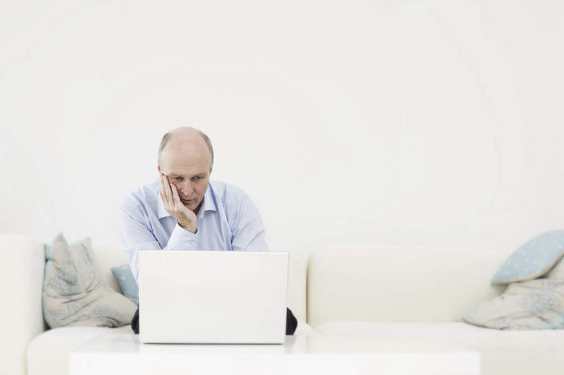 西方人,一个人,客厅,坐,横图,室内,白天,正面,电脑,笔记本电脑,靠垫,沙发,桌子,欧洲,欧洲人,仅一个男性,仅一个人,撑,服装,网络,木制,靠枕,茶几,托腮,注视,休闲装,通讯设备,衣服,木制品,垫子,枕头,观察,看,托,仅一个老年男性,休闲,休闲服,服饰,观看,察看,无线,起居室,关注,托下巴,通信设备,无线网络,布艺沙发,无线上网,便携式电脑,客堂,手提电脑,老年男性,男人,男性,白种人,坐着,半身,彩图