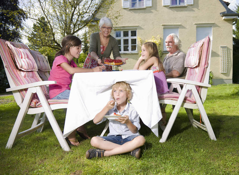 西方人,儿童,老年人,家庭,夫妻,祖母,祖父,家,坐,吃,盘腿,横图,室外,白天,正面,爱情,纯洁,草地,草坪,树林,植物,餐桌,窗户,桌子,草莓,浆果,餐具,水果,椅子,欧洲,欧洲人,五个人,握,阴影,服装,新鲜,光线,布料,碟子,盘,影子,房屋,木椅,屋子,生食,食品,果实,许多人,浪漫,拿,布纹,拿着,注视,休闲装,楼房,玻璃窗,住宅,桌布,草,树,树木,食物,小孩,衣服,绿色,阳光,自然,盘子,餐巾,碟,台布,观察,看,一群人,休闲,温暖,温馨,一家人,休闲服,恩爱,可爱,童年,童趣,握着,恋人,服饰,有机食品,绿色食品,生长,奶奶,爷爷,成长,餐台,观看,祖孙,和睦,察看,关注,童真,烂漫,无邪,外婆,外孙女,外祖母,外公,外祖父,外孙,外孙子,天真,老年男性,老年女性,男孩,男人,男性,女孩,女人,女性,白种人,孩子,夫妇,情侣,孙女,孙子,洋莓,水果皇后,红莓,地莓,嚼,盘腿而坐,盘膝,盘着腿的,盘着腿坐,食,双腿交叉,坐着,彩图,全身,房子,伴侣,融洽,男生,女生