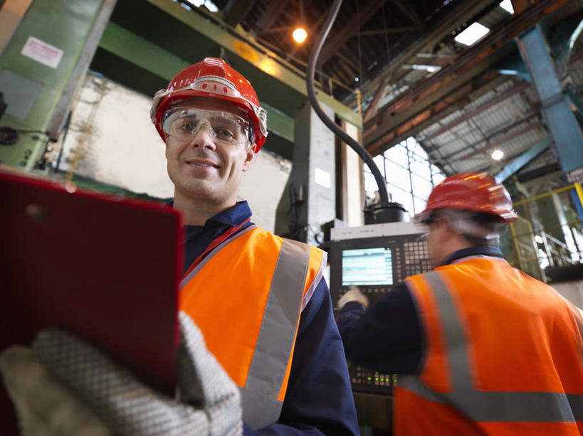 西方人,两个人,伙伴,朋友,机修工,工厂,站,笑,微笑,横图,室内,白天,仰视,工作服,制服,友谊,安全,合作,团队,机器,帽子,照明,欧洲,欧洲人,握,阴影,光线,材料,档案,头盔,文件,眼镜,影子,纸,灯光,防护,拿,拿着,注视,顶灯,灯,工人,安全帽,手稿,手套,资料,灯具,观察,看,站着,机械,战略,握着,观看,护目镜,保护,证明,照亮,察看,操作,照明设备,关注,文档,保险,保全,周全,安稳,安定,联合,合谋,防护手套,安全防护眼镜,工作制服,配合,平安,协作,按键,男人,男性,中年男性,白种人,机械师,机修工人,站立,半身,彩图,低角度拍摄,工作套服,工地,制造厂,安全服,反光背心,反光服,反光衣,防护眼镜