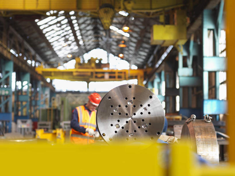 西方人,一个人,机修工,工厂,站,横图,室内,白天,正面,工作服,制服,安全,机器,窗户,帽子,金属制品,欧洲,欧洲人,仅一个男性,仅一个人,仅一个中年男性,握,朦胧,模糊,金属,头盔,防护,拿,拿着,注视,玻璃窗,工人,安全帽,手套,观察,看,站着,机械,握着,观看,保护,察看,关注,保险,保全,周全,安稳,安定,防护手套,工作制服,平安,男人,男性,中年男性,白种人,机械师,机修工人,站立,半身,彩图,工作套服,工地,制造厂,安全服,反光背心,反光服,反光衣