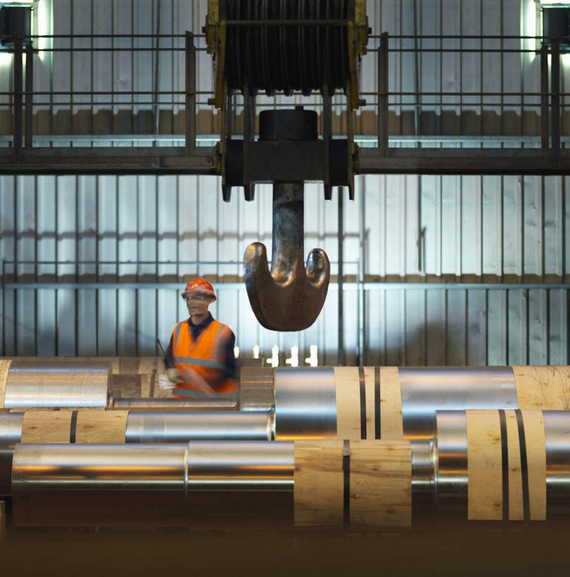 西方人,一个人,机修工,工厂,栏杆,站,竖图,室内,白天,正面,工作服,制服,机器,帽子,金属制品,欧洲,欧洲人,仅一个男性,仅一个人,握,金属,管子,头盔,墙,围栏,拿,拿着,注视,管道,护栏,墙壁,墙面,工人,仅一个年轻男性,安全帽,观察,看,站着,机械,握着,观看,察看,关注,工作制服,男人,男性,年轻男性,白种人,机械师,机修工人,站立,半身,彩图,工作套服,工地,制造厂,安全服,反光背心,反光服,反光衣