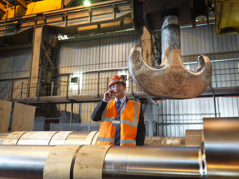 西方人,一个人,机修工,工厂,栏杆,站,说,打电话,横图,室内,白天,正面,工作服,制服,讨论,机器,电话,帽子,手机,金属制品,欧洲,欧洲人,仅一个男性,仅一个人,仅一个中年男性,握,金属,管子,头盔,墙,围栏,拿,拿着,注视,通讯设备,管道,护栏,墙壁,墙面,工人,安全帽,观察,看,站着,机械,握着,观看,察看,关注,工作制服,交流,男人,男性,中年男性,白种人,机械师,机修工人,沟通,讲话,交谈,商讨,说话,谈话,通话,站立,半身,彩图,工作套服,工地,制造厂,安全服,反光背心,反光服,反光衣