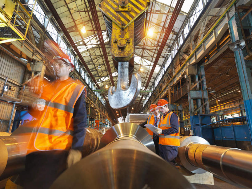 西方人,三个人,机修工,工厂,栏杆,站,横图,室内,白天,仰视,工作服,制服,机器,帽子,金属制品,照明,欧洲,欧洲人,握,阴影,朦胧,模糊,光线,金属,材料,档案,管子,头盔,文件,影子,纸,墙,光,围栏,灯光,拿,拿着,注视,管道,护栏,吊灯,墙壁,墙面,灯,工人,安全帽,手稿,资料,灯具,观察,看,站着,机械,握着,观看,证明,照亮,察看,照明设备,关注,文档,工作制服,男人,男性,年轻男性,中年男性,白种人,机械师,机修工人,站立,半身,彩图,低角度拍摄,工作套服,工地,制造厂,安全服,反光背心,反光服,反光衣