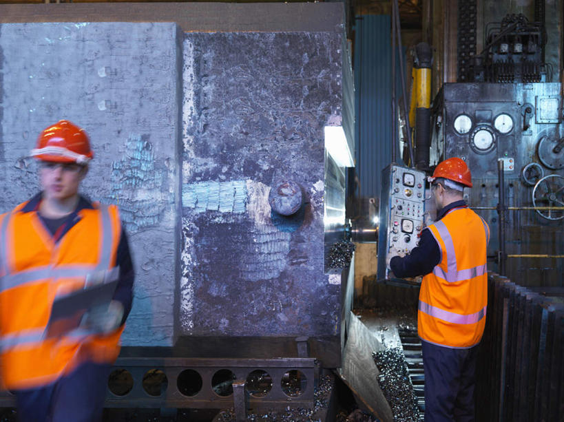 西方人,背部,两个人,伙伴,朋友,机修工,工厂,站,横图,室内,白天,正面,工作服,制服,友谊,合作,团队,机器,帽子,金属制品,欧洲,欧洲人,握,朦胧,模糊,金属,材料,档案,头盔,文件,纸,拿,拿着,注视,工人,安全帽,手稿,资料,观察,看,站着,机械,战略,握着,观看,证明,察看,关注,文档,联合,合谋,工作制服,配合,协作,男人,男性,年轻男性,中年男性,白种人,机械师,机修工人,站立,半身,彩图,工作套服,工地,制造厂,安全服,反光背心,反光服,反光衣