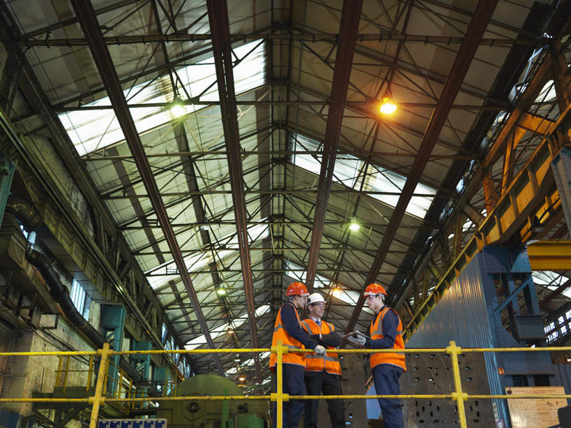 西方人,三个人,伙伴,朋友,机修工,工厂,栏杆,站,说,横图,室内,白天,仰视,工作服,制服,讨论,友谊,合作,团队,帽子,金属制品,照明,欧洲,欧洲人,握,阴影,光线,金属,材料,档案,头盔,文件,影子,纸,屋顶,围栏,灯光,拿,顶棚,拿着,注视,护栏,吊灯,灯,工人,安全帽,手稿,资料,灯具,观察,看,站着,战略,握着,观看,证明,照亮,察看,照明设备,关注,文档,联合,合谋,工作制服,交流,配合,协作,男人,男性,年轻男性,中年男性,白种人,机械师,机修工人,沟通,讲话,交谈,商讨,说话,谈话,站立,半身,彩图,低角度拍摄,工作套服,工地,制造厂,安全服,反光背心,反光服,反光衣