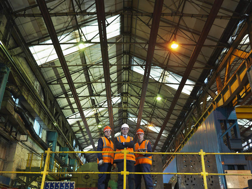 西方人,三个人,伙伴,朋友,机修工,工厂,栏杆,站,说,横图,室内,白天,仰视,工作服,制服,讨论,友谊,合作,团队,帽子,金属制品,照明,欧洲,欧洲人,握,阴影,光线,金属,材料,档案,头盔,文件,影子,纸,屋顶,围栏,灯光,拿,顶棚,拿着,注视,护栏,吊灯,灯,工人,安全帽,手稿,资料,灯具,观察,看,站着,战略,握着,观看,证明,照亮,察看,照明设备,关注,文档,联合,合谋,工作制服,交流,配合,协作,男人,男性,年轻男性,中年男性,白种人,机械师,机修工人,沟通,讲话,交谈,商讨,说话,谈话,站立,半身,彩图,低角度拍摄,工作套服,工地,制造厂,安全服,反光背心,反光服,反光衣