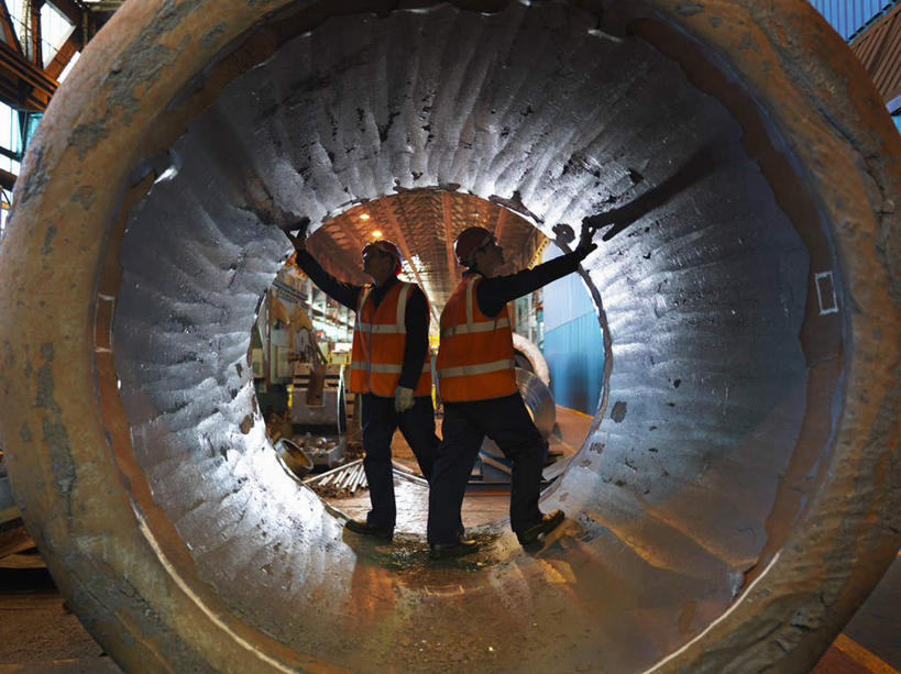 西方人,两个人,伙伴,朋友,机修工,工厂,站,举,横图,室内,白天,侧面,工作服,制服,友谊,合作,团队,帽子,金属制品,欧洲,欧洲人,握,金属,管子,头盔,拿,拿着,注视,管道,工人,安全帽,观察,看,托,站着,战略,握着,观看,察看,关注,联合,合谋,工作制服,配合,协作,男人,男性,年轻男性,中年男性,白种人,机械师,机修工人,举起,举手,举着,抬头,向上举,向上伸,向上托,仰头,站立,彩图,全身,工作套服,工地,制造厂,安全服,反光背心,反光服,反光衣