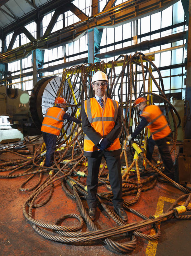 西方人,背部,三个人,伙伴,朋友,机修工,工厂,站,竖图,室内,白天,正面,工作服,制服,友谊,合作,团队,窗户,帽子,欧洲,欧洲人,握,环绕,缠绕,电力,电缆,电线,头盔,线,电能,拿,线路,拿着,注视,玻璃窗,工人,安全帽,观察,看,站着,战略,握着,观看,电,电源,电源线,察看,关注,能量,纠缠,联合,合谋,工作制服,配合,协作,男人,男性,年轻男性,中年男性,白种人,机械师,机修工人,站立,彩图,全身,工作套服,工地,制造厂,安全服,反光背心,反光服,反光衣