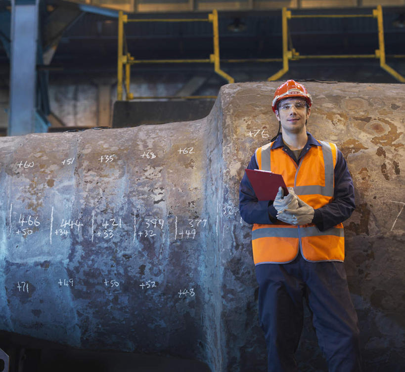 西方人,一个人,机修工,工厂,站,横图,室内,白天,正面,工作服,制服,帽子,金属制品,欧洲,欧洲人,仅一个男性,仅一个人,握,钢铁,金属,材料,档案,头盔,文件,纸,拿,拿着,注视,工人,仅一个年轻男性,安全帽,手稿,资料,观察,看,站着,握着,观看,证明,察看,关注,文档,工作制服,男人,男性,年轻男性,白种人,机械师,机修工人,站立,半身,彩图,工作套服,工地,制造厂,安全服,反光背心,反光服,反光衣