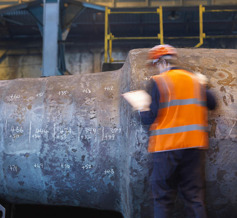西方人,一个人,机修工,工厂,站,横图,室内,白天,工作服,制服,帽子,欧洲,欧洲人,仅一个男性,仅一个人,握,朦胧,模糊,材料,档案,头盔,文件,纸,拿,拿着,注视,工人,仅一个年轻男性,背面,安全帽,手稿,资料,观察,看,站着,握着,观看,证明,察看,关注,文档,工作制服,男人,男性,年轻男性,白种人,机械师,机修工人,站立,半身,彩图,工作套服,工地,制造厂,安全服,反光背心,反光服,反光衣