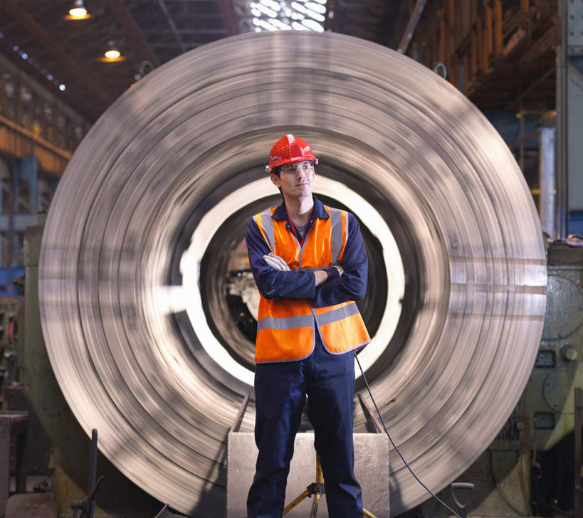 西方人,一个人,机修工,工厂,站,双手交叉,横图,室内,白天,正面,工作服,制服,帽子,金属制品,照明,欧洲,欧洲人,仅一个男性,仅一个人,阴影,光线,钢铁,金属,管子,头盔,影子,灯光,注视,管道,吊灯,灯,工人,仅一个年轻男性,安全帽,灯具,观察,看,站着,观看,照亮,察看,双手抱胸,照明设备,关注,工作制服,男人,男性,年轻男性,白种人,机械师,机修工人,站立,半身,彩图,工作套服,工地,制造厂,安全服,反光背心,反光服,反光衣