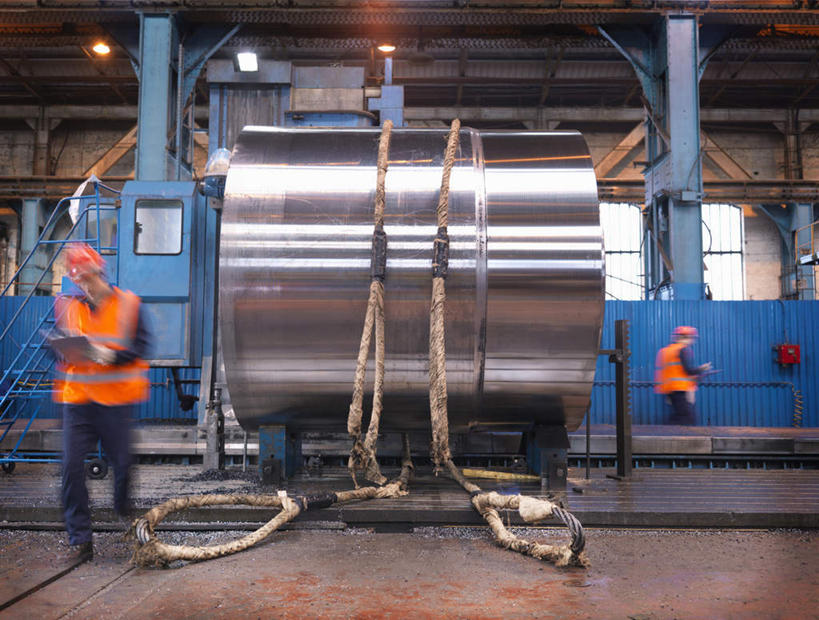 西方人,两个人,伙伴,朋友,机修工,工厂,站,横图,室内,白天,正面,工作服,制服,友谊,合作,团队,机器,帽子,金属制品,照明,欧洲,欧洲人,握,阴影,光线,钢铁,金属,材料,档案,管子,头盔,文件,影子,纸,灯光,拿,拿着,注视,管道,吊灯,灯,工人,安全帽,手稿,资料,灯具,观察,看,站着,机械,战略,握着,观看,证明,照亮,察看,照明设备,关注,文档,联合,合谋,工作制服,配合,协作,男人,男性,年轻男性,白种人,机械师,机修工人,站立,彩图,全身,工作套服,工地,制造厂,安全服,反光背心,反光服,反光衣