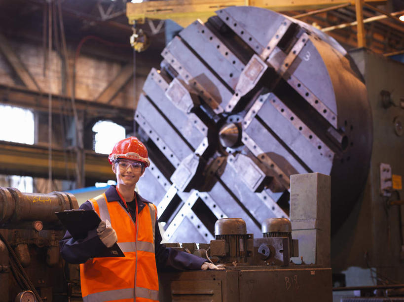 西方人,一个人,机修工,工厂,站,笑,微笑,横图,室内,白天,正面,工作服,制服,机器,窗户,帽子,金属制品,欧洲,欧洲人,仅一个年轻女性,仅一个女性,仅一个人,握,金属,材料,档案,头盔,文件,纸,拿,拿着,注视,玻璃窗,工人,安全帽,手稿,资料,观察,看,站着,机械,握着,观看,证明,察看,关注,文档,车床,工作制服,年轻女性,女人,女性,白种人,机械师,机修工人,站立,半身,彩图,工作套服,工地,制造厂,安全服,反光背心,反光服,反光衣